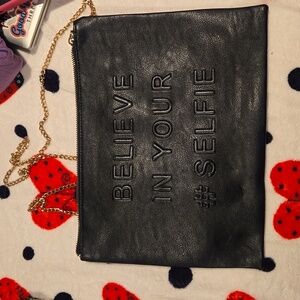 "Believe in your selfie" bag with chain